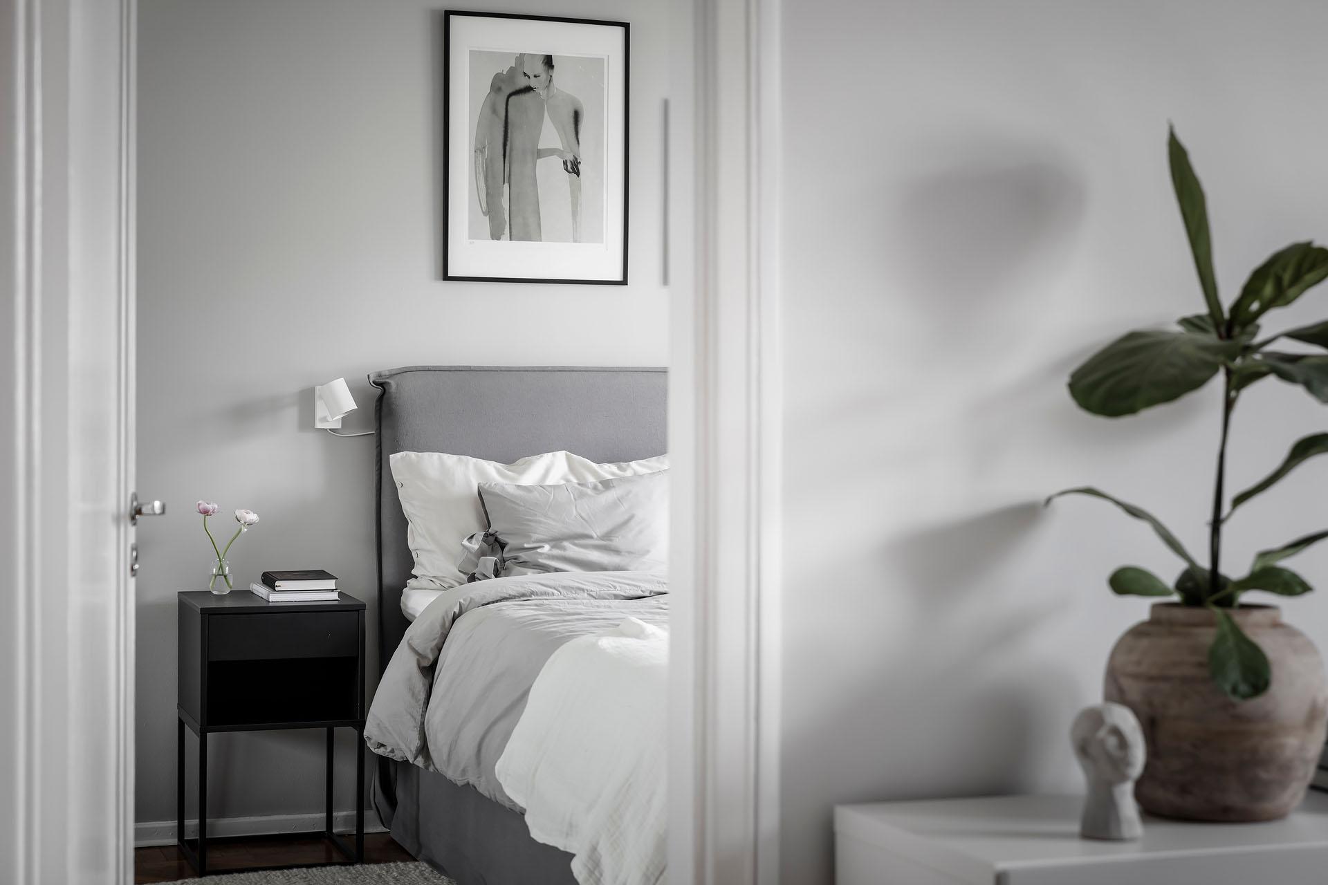 I fil med vardagsrummet ligger lägenhetens sovrum