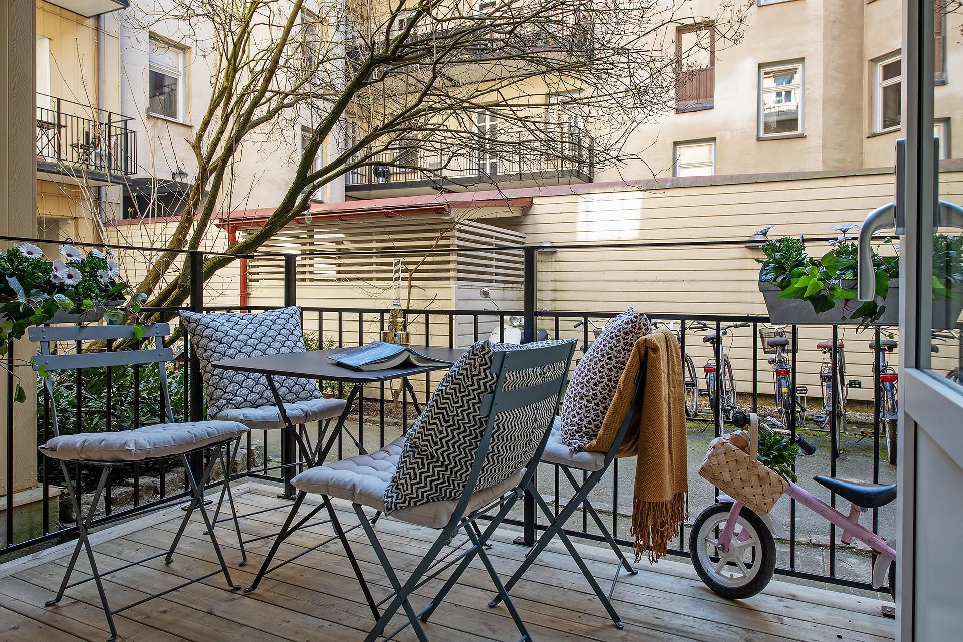 Nybyggd och stor altan på den lugna gården