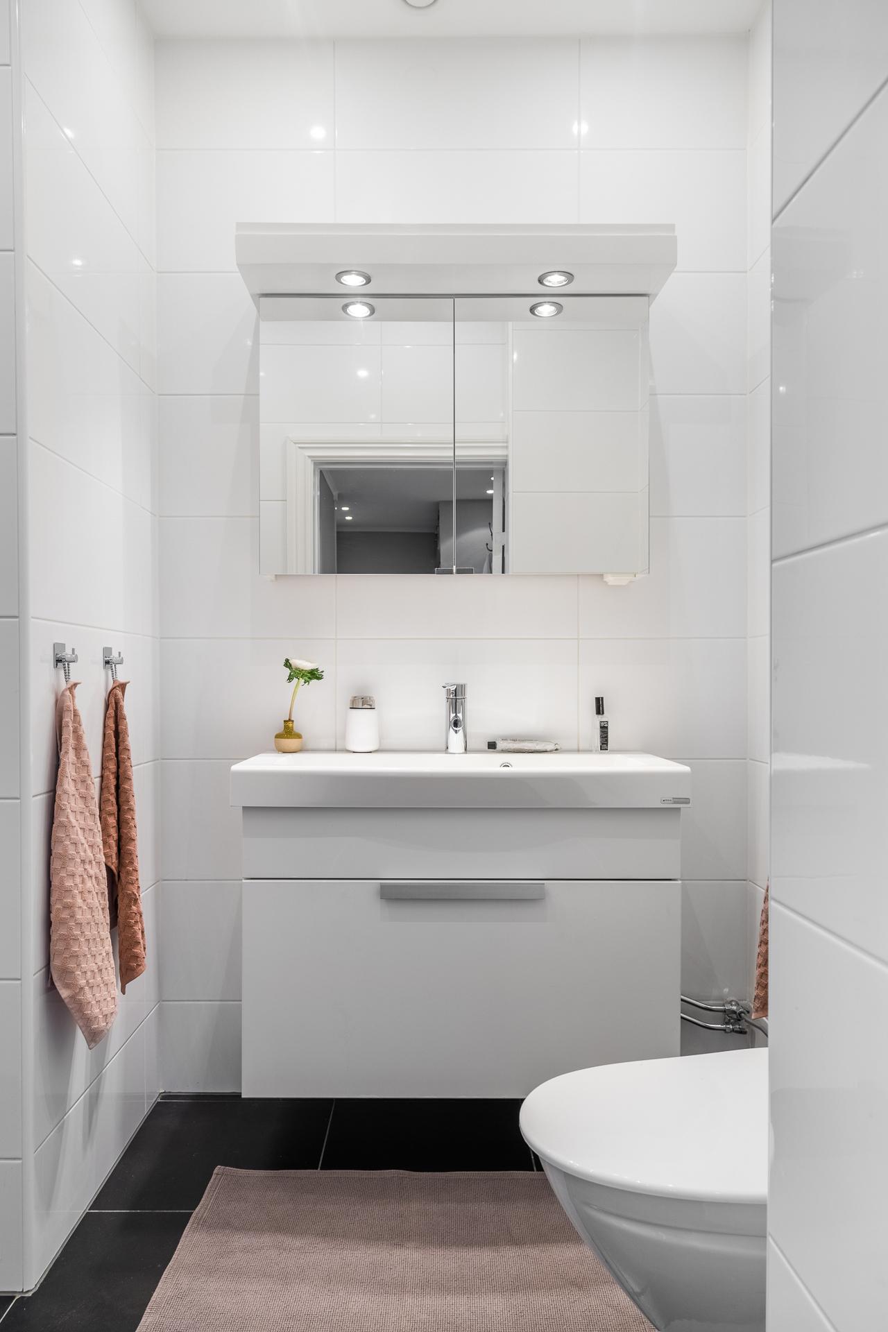 Renoverat badrum i tidlösa material