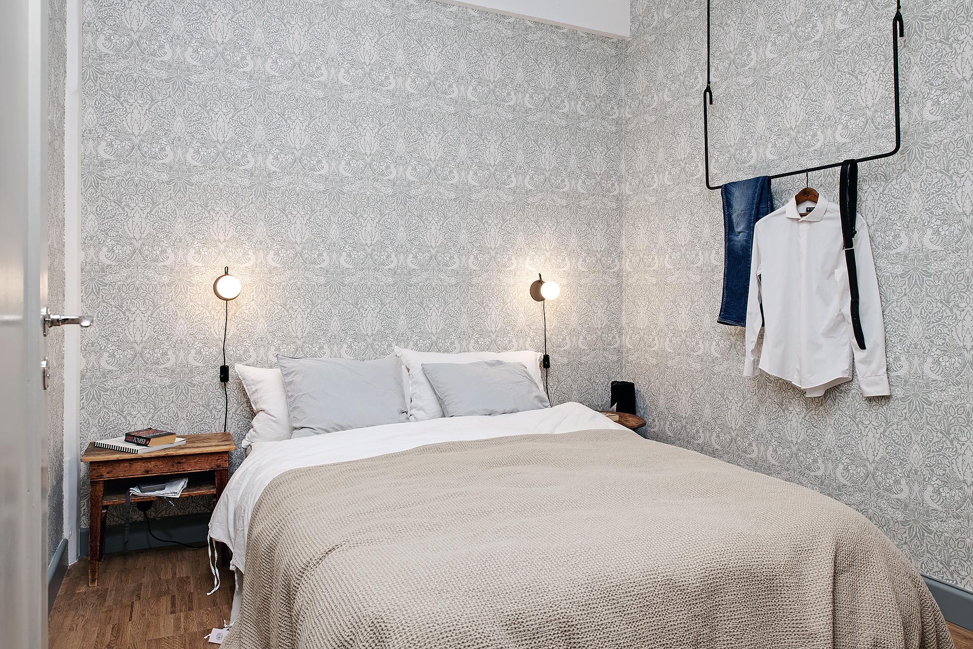Mysigt sovrum med tapet från William Morris