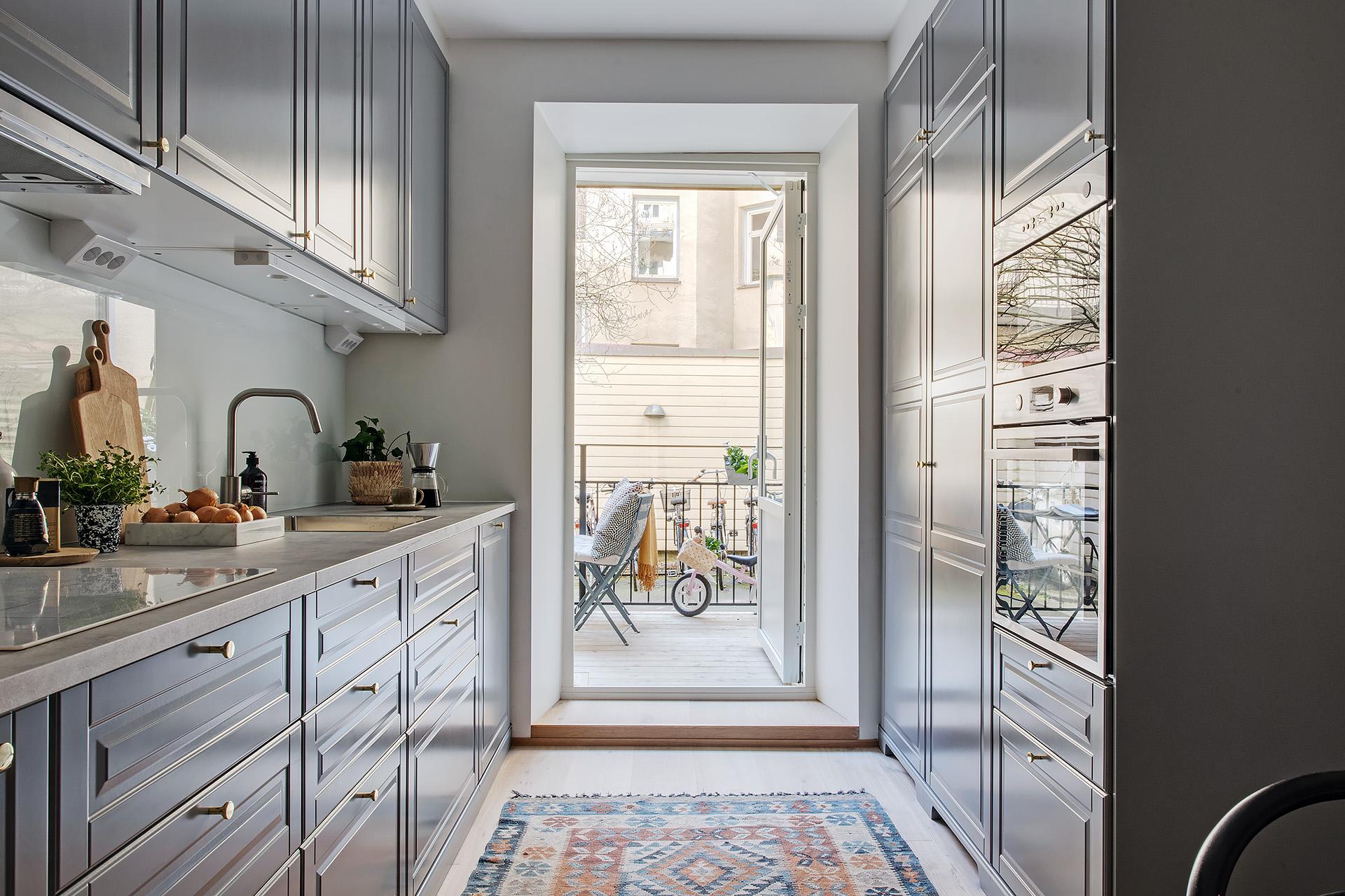 Splitternytt och välutrustat kök med utgång till en rymlig altan i skönt söderläge