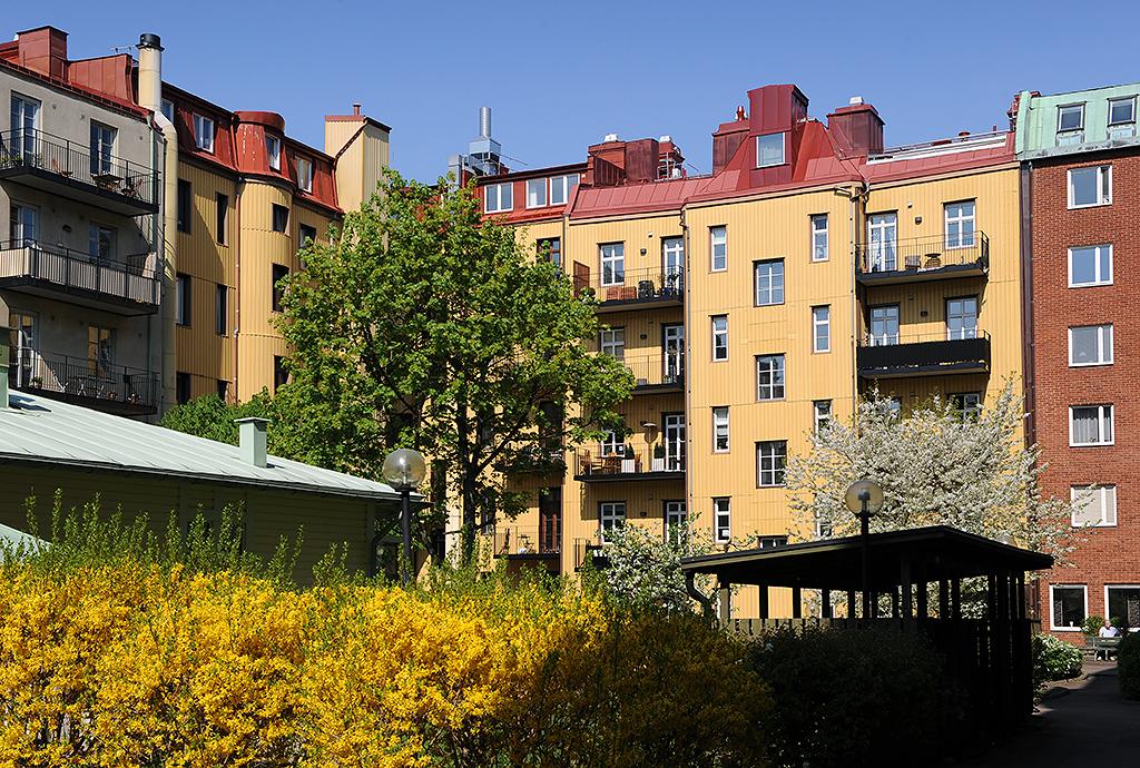 Balkongen näst högst upp till höger