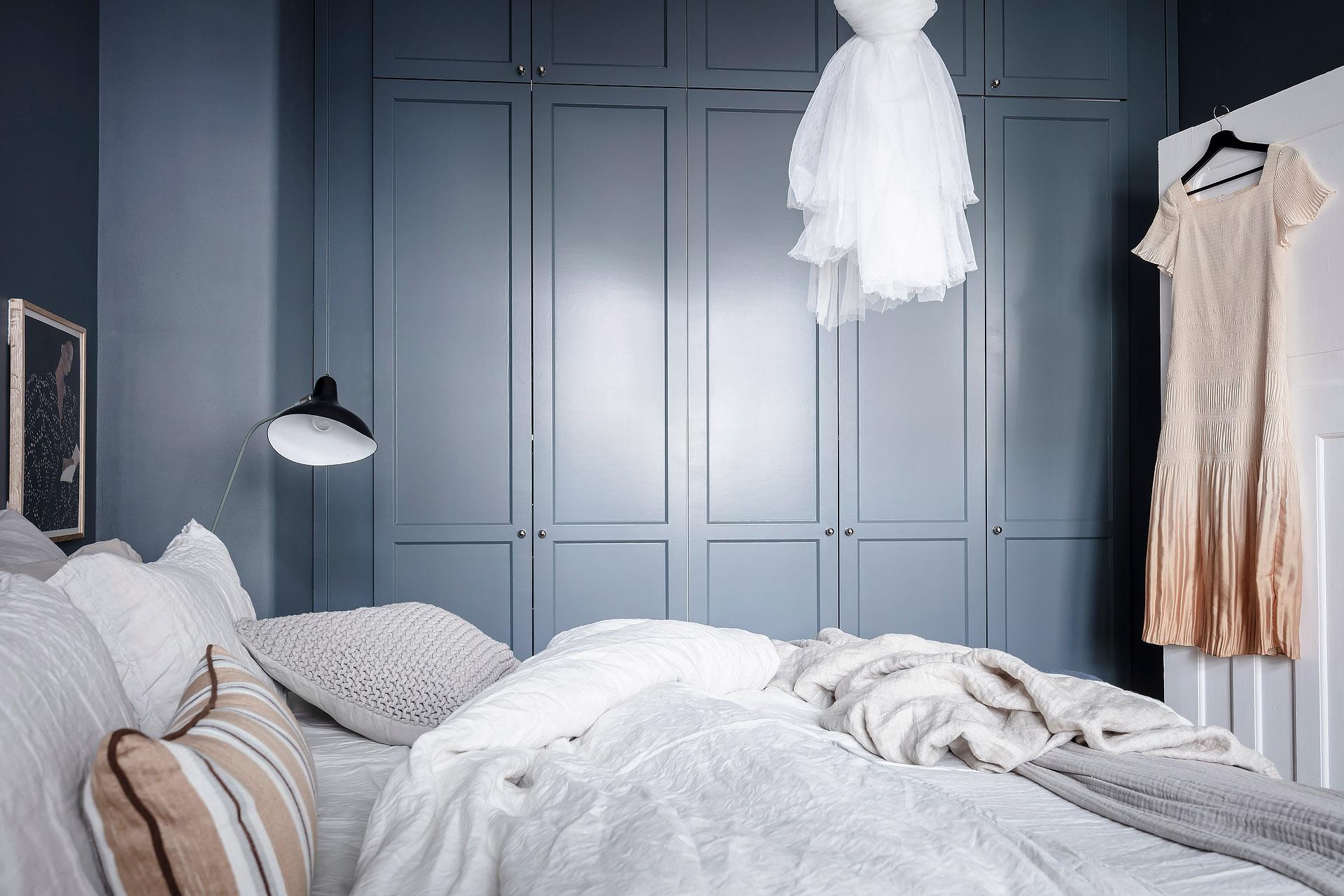 Platsbyggt när det är som bäst, här inmålat i samma färg som väggarna