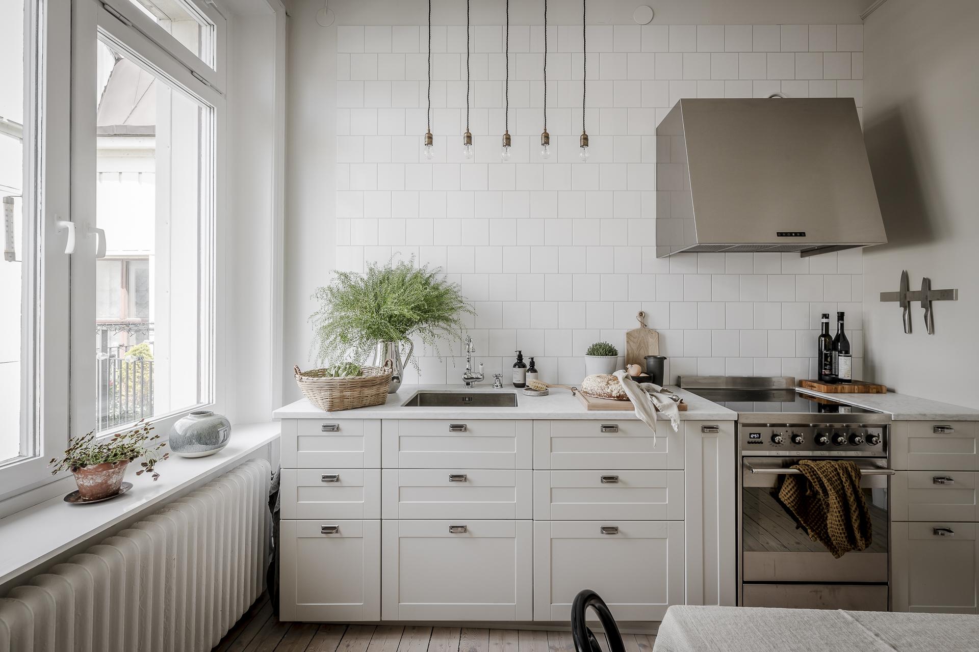 Laga mat gör du på induktionsspis från Smeg, fläkt från Tovenco.