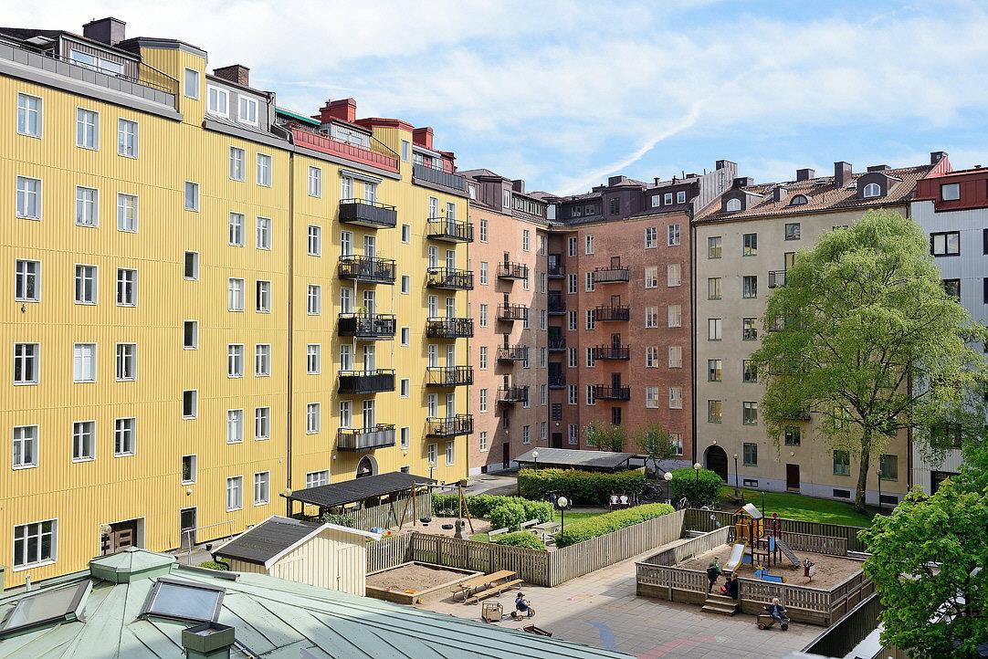 Föreningens ovanligt stora och grönskande gård