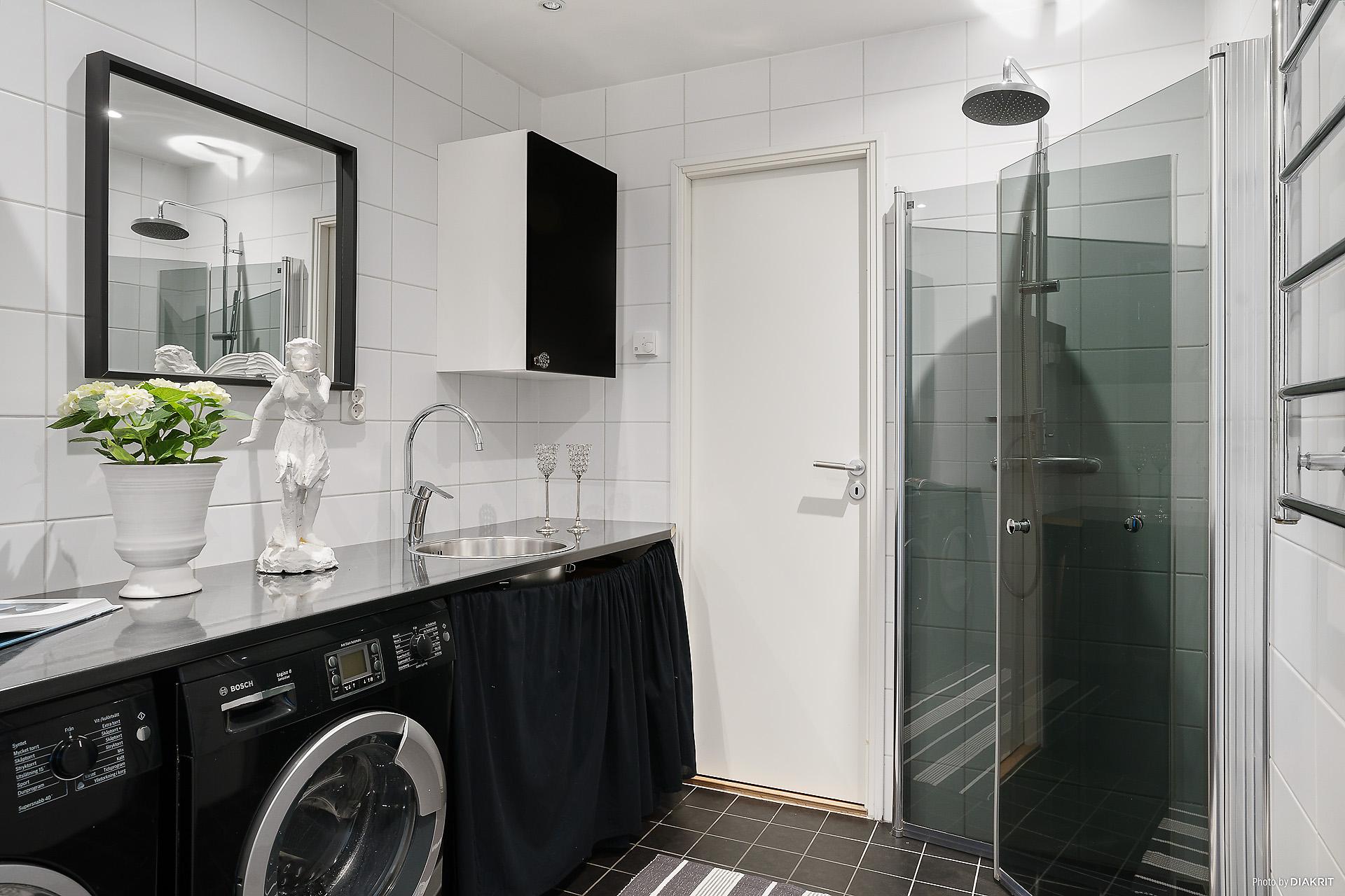 Tvättstuga med dusch entréplan