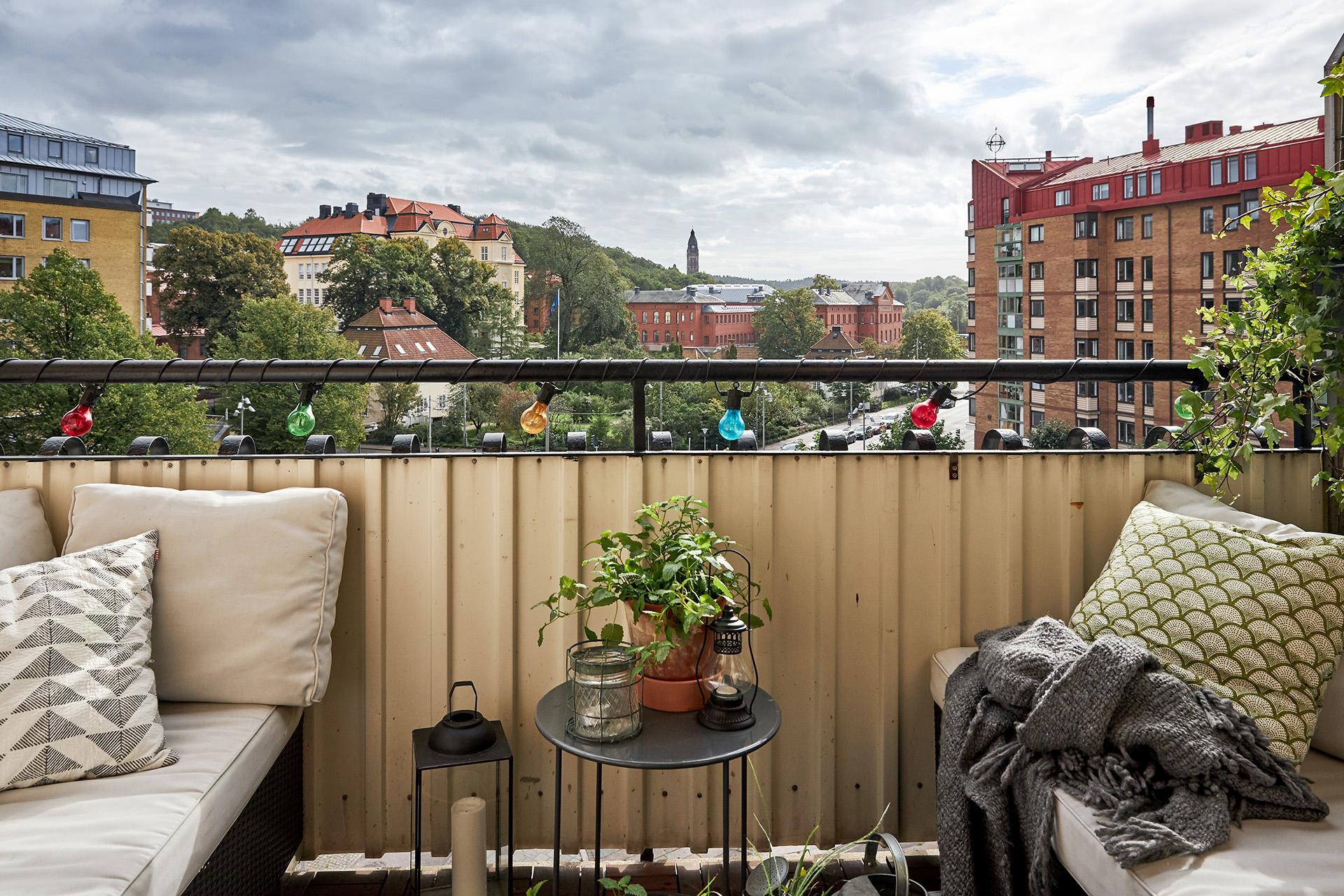 Underbar balkong i söder med sol hela dagen