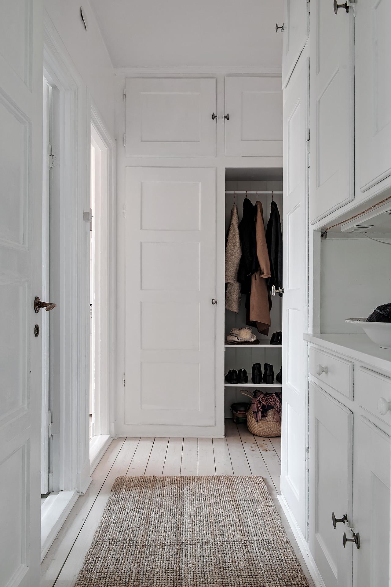 Platsbyggd förvaring i anslutning till hallen