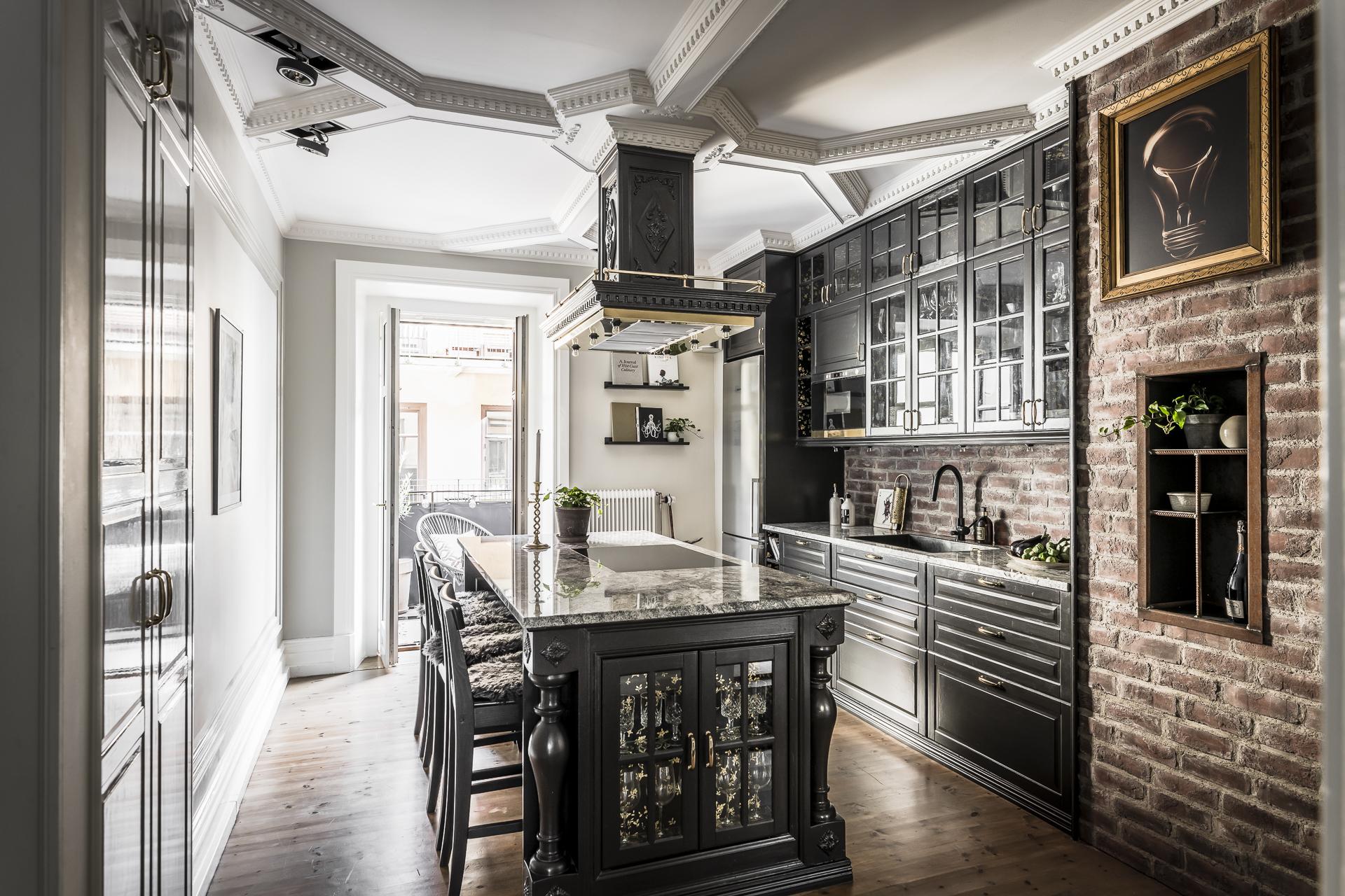 Köksön är stor - rymmer både spishäll och middagsgäster