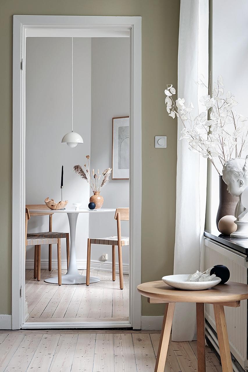 Helt nymålade väggar i sobra toner