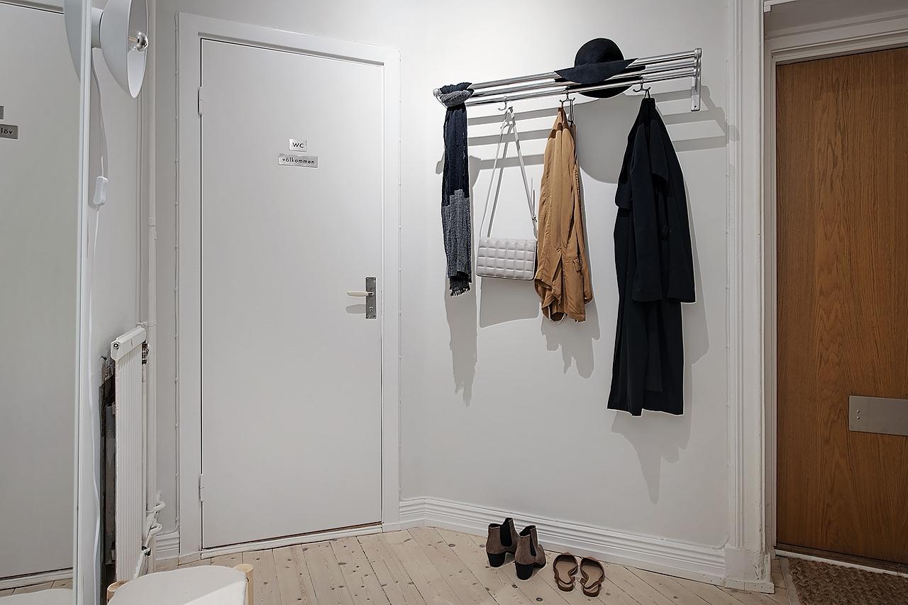 Nymålad hall med avhängning innanför dörren