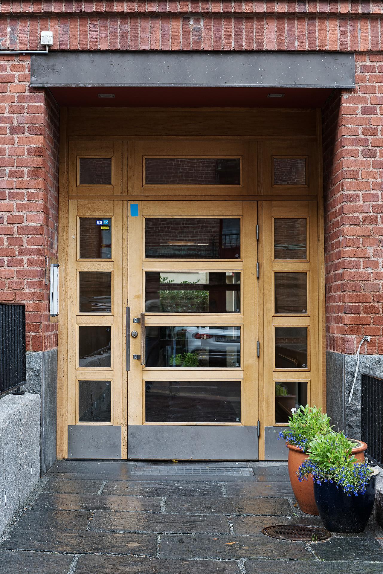 Via vacker entré tar ni er upp till lägenheten