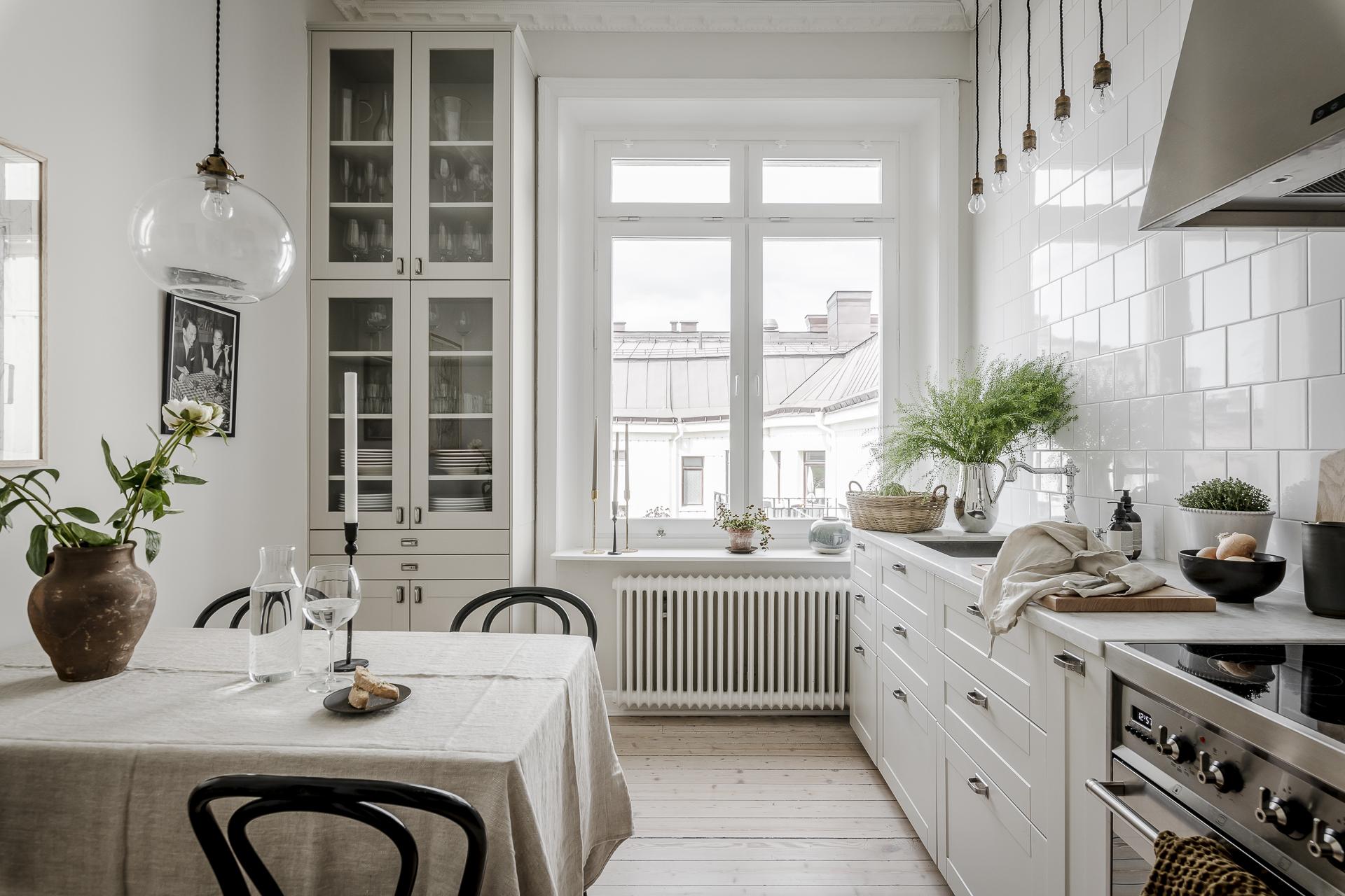 Generöst tilltaget fönster med vackra överljus