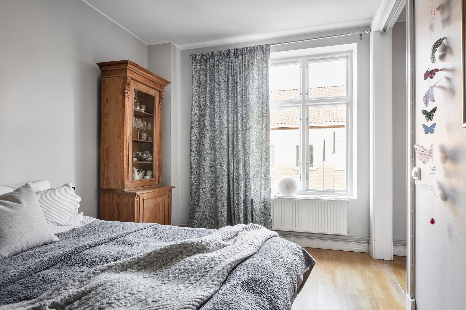 Rymligt sovrum med plats för dubbelsäng