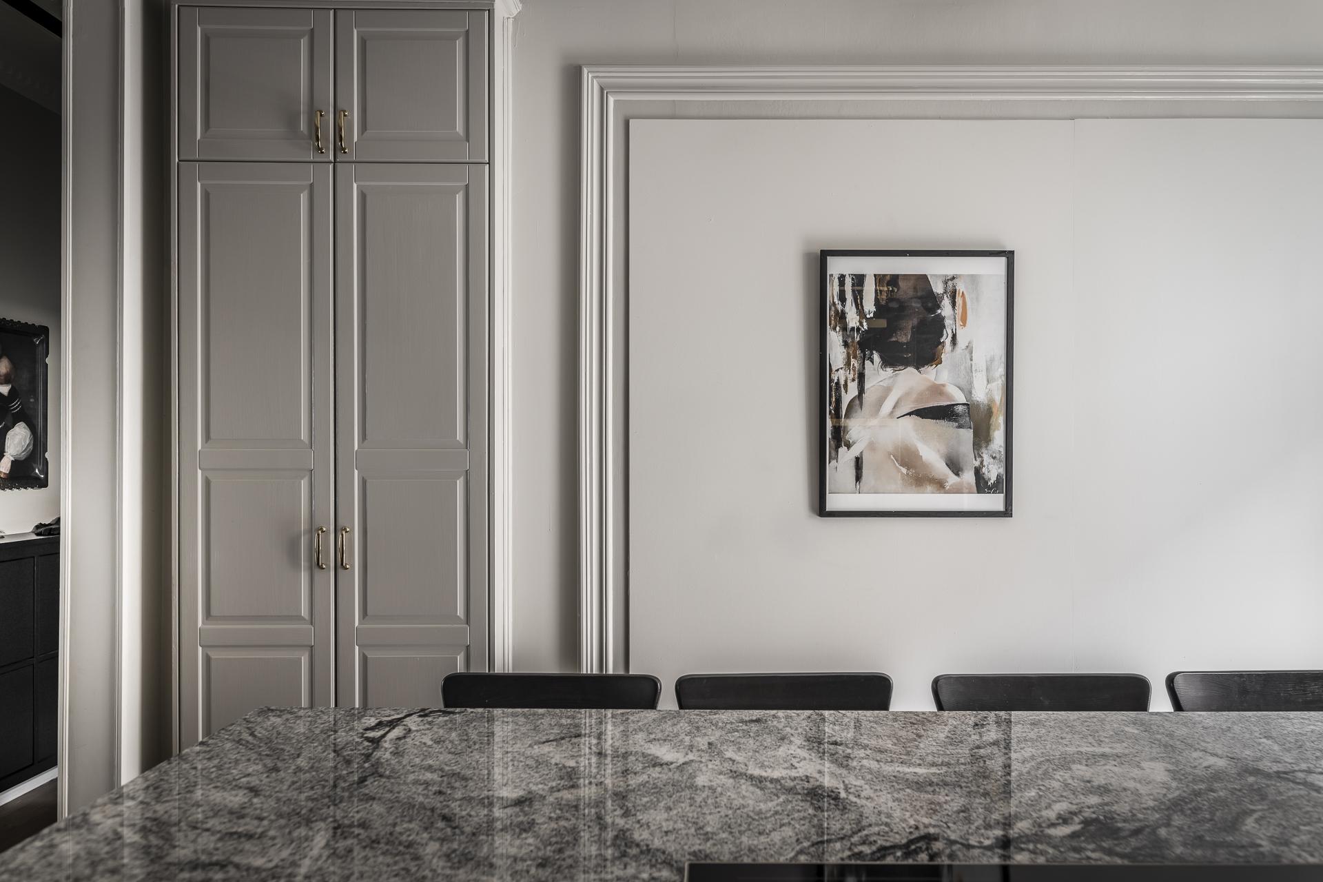 Lister, speglar och gedigna material kännetecknar detta hem