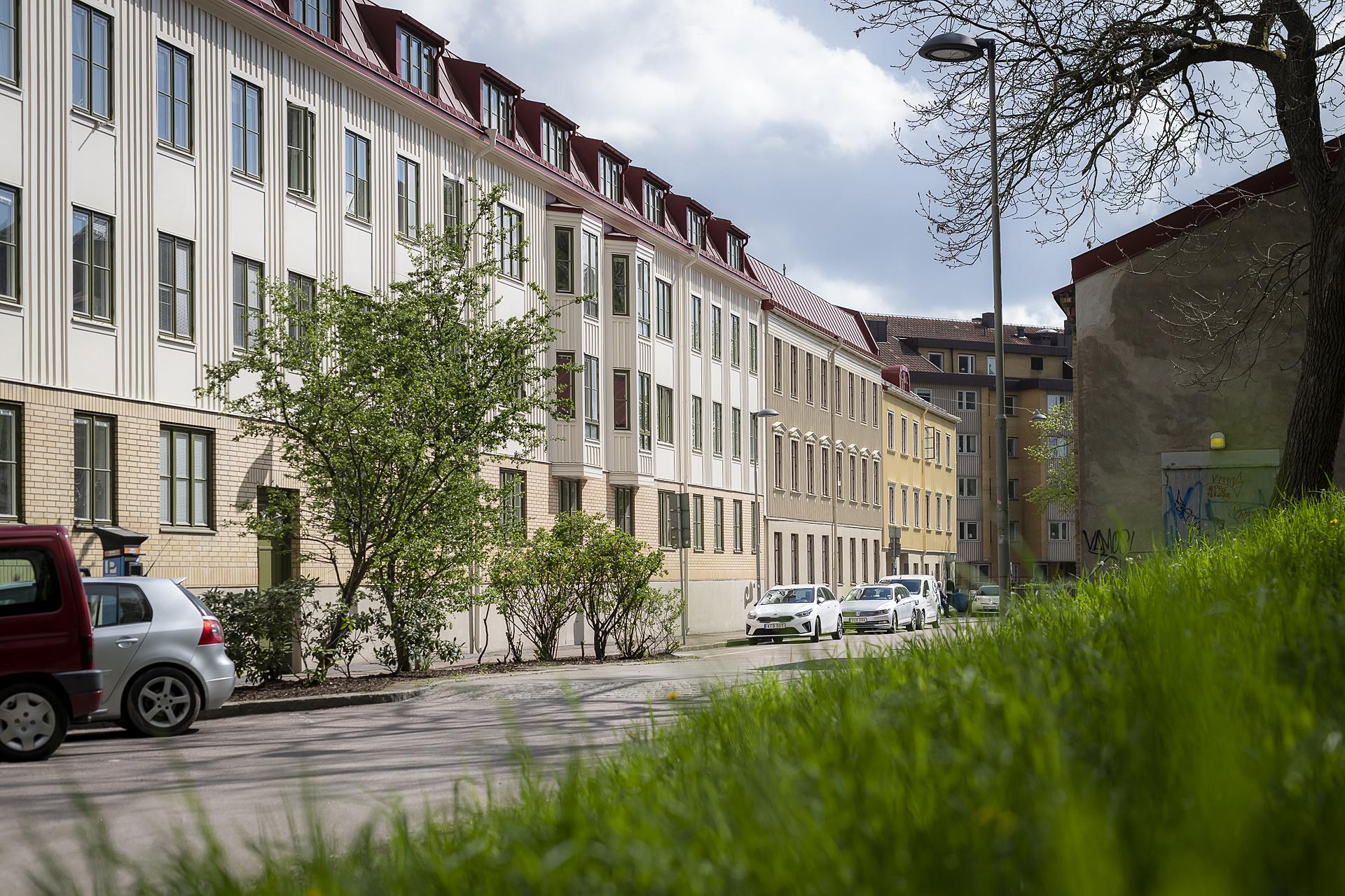 Fönstren i vardagsrum och kök vetter mot lugna Örngatan