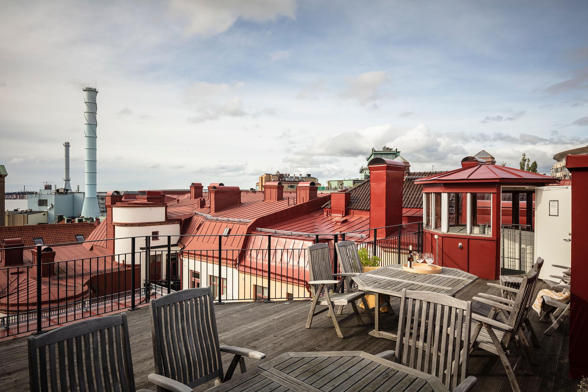 Den gemensamma takterrassen med utsikt och sol hela dagen