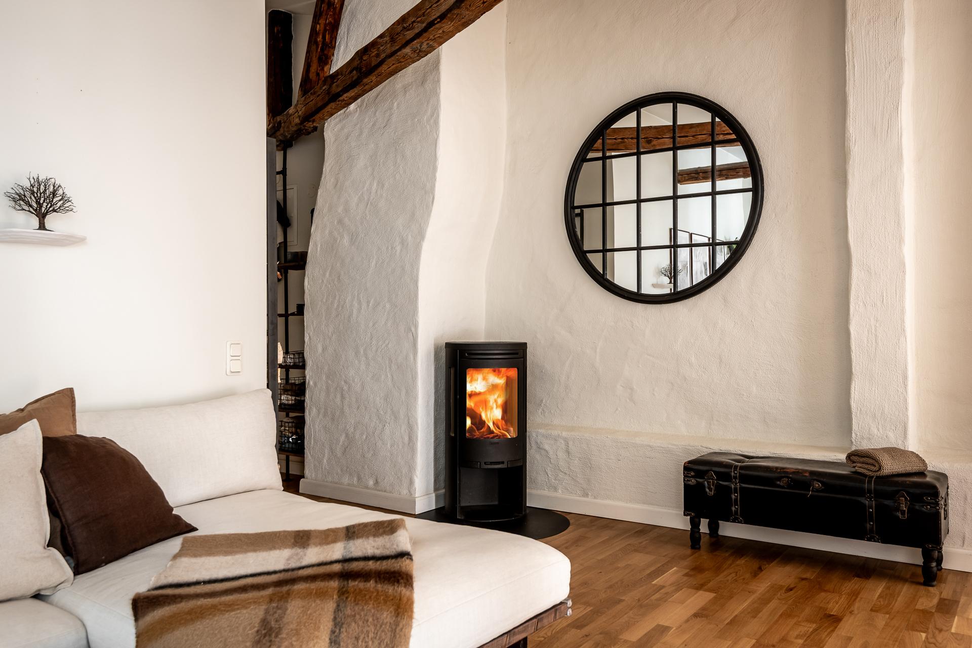 Den öppna spisen värmer gott när vintern närmar sig