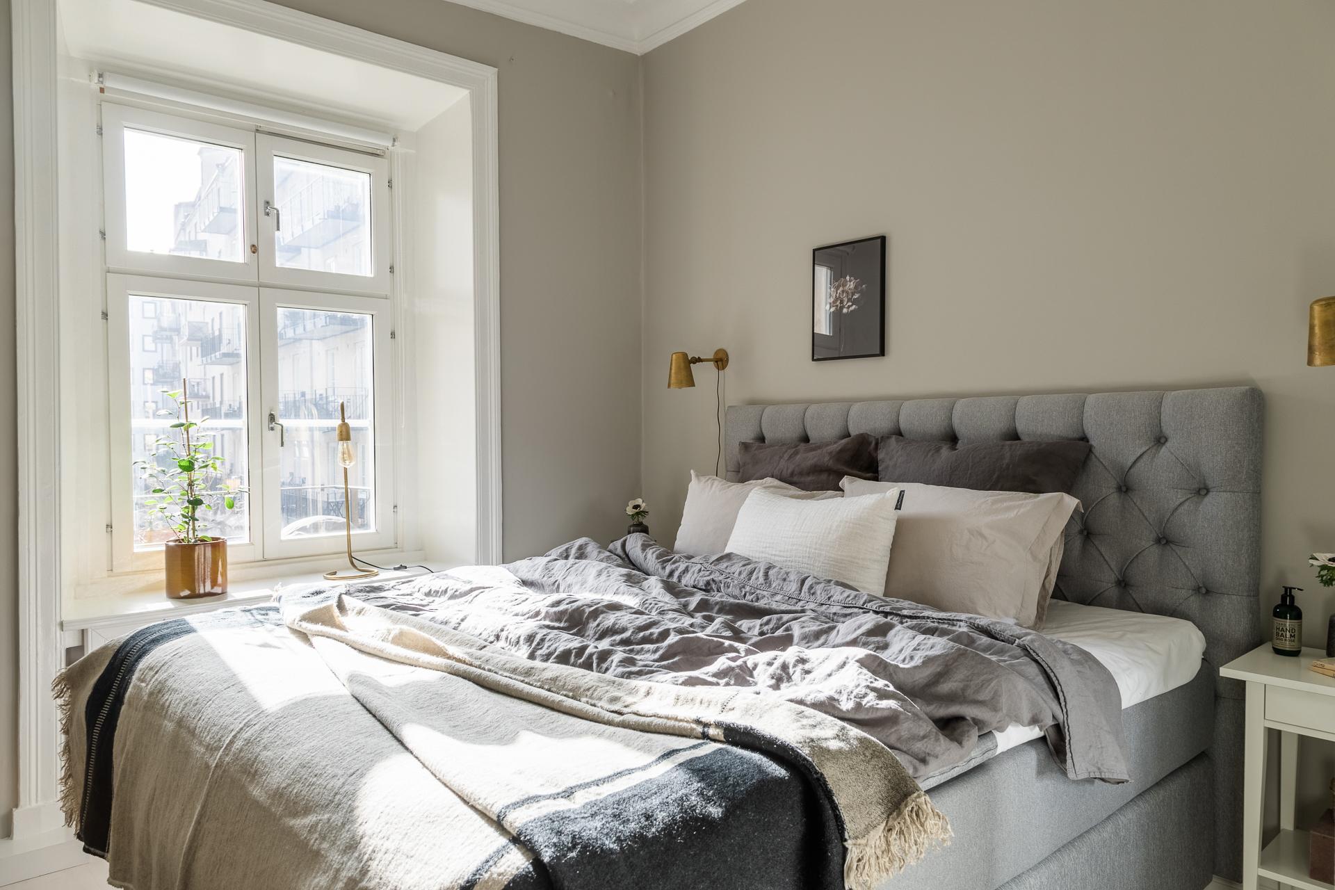 Lugnt sovrum med fönster mot den tysta innergården