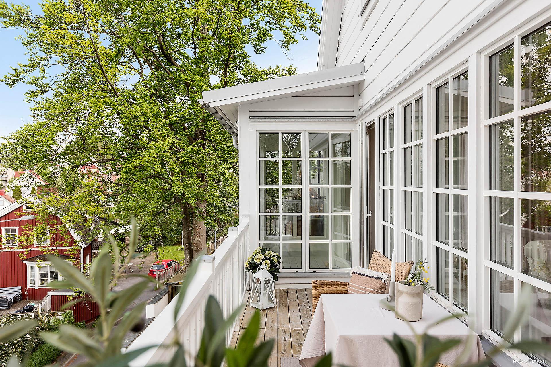 Balkong utanför kök på mellanplan