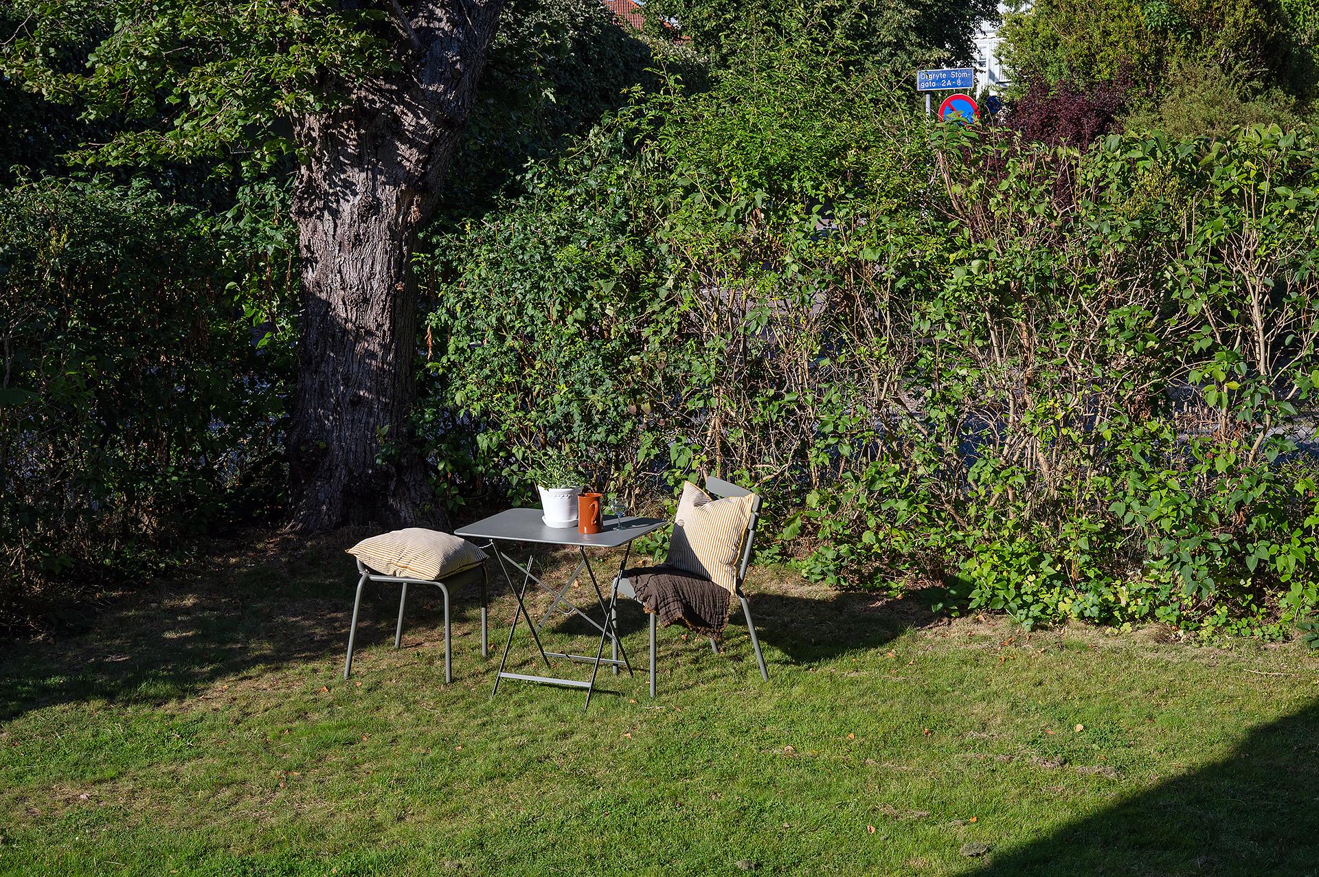 Lättskött mysig trädgård