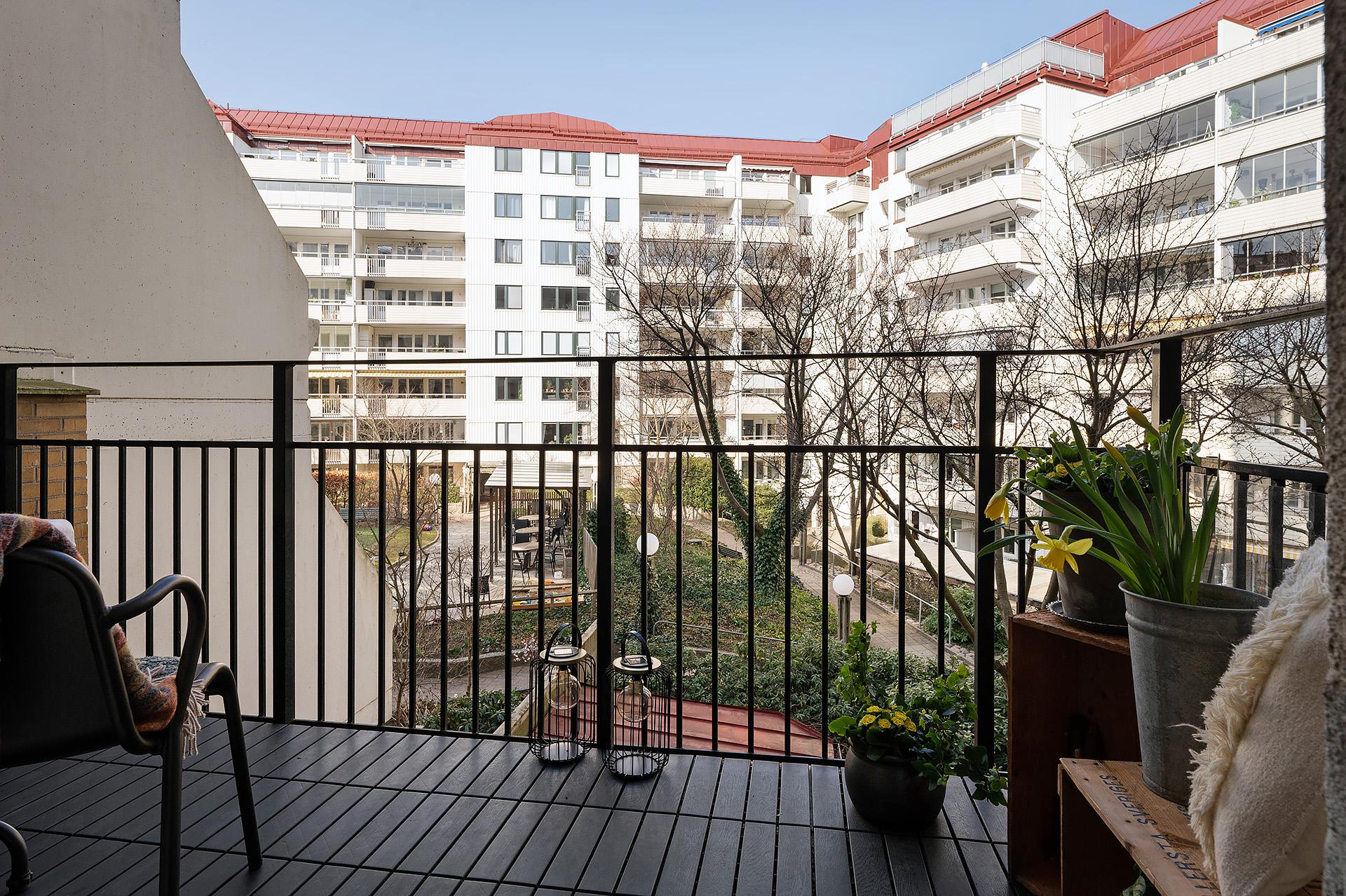 Mor gården kan man njuta av den andra balkongen i väst