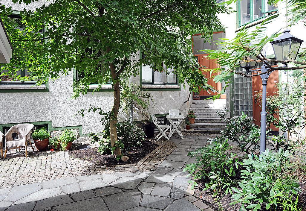 Lägenheten vetter mot denna lummiga innergård