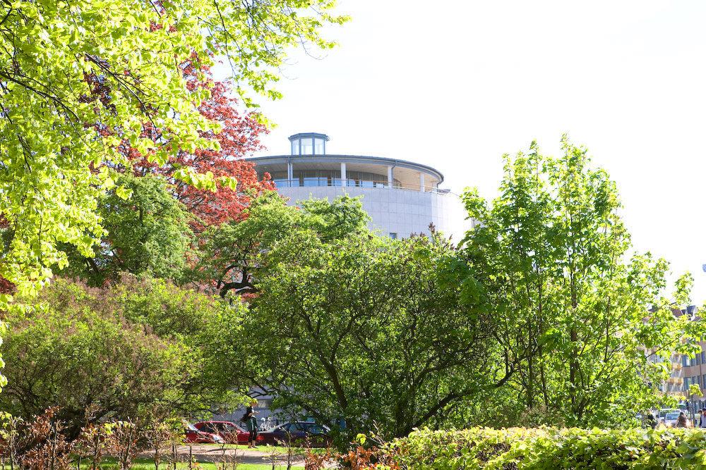 Någon minut bort ligger Handelshögskolan