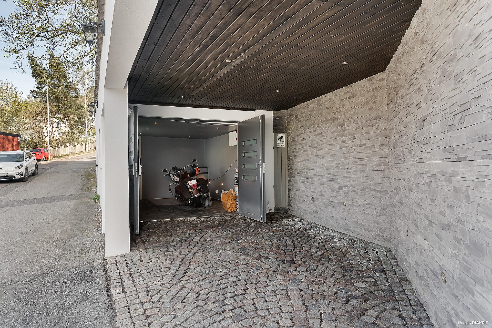 Garage med P-plats utanför