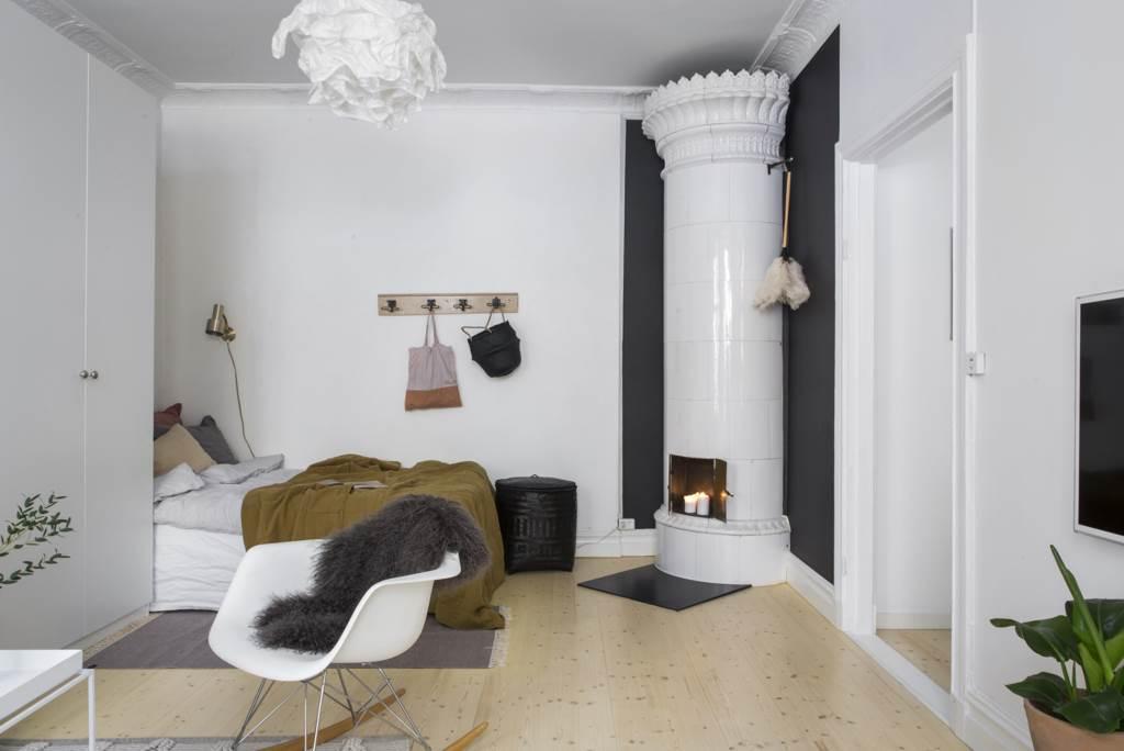 Brädgolvet är nylagt och löper genom hela lägenheten