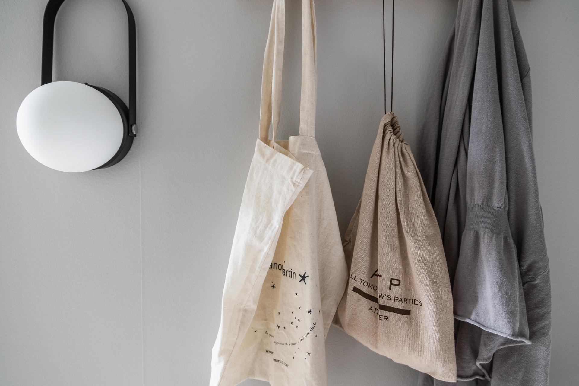 En härlig ljusgrå nyans ger värme åt väggarna