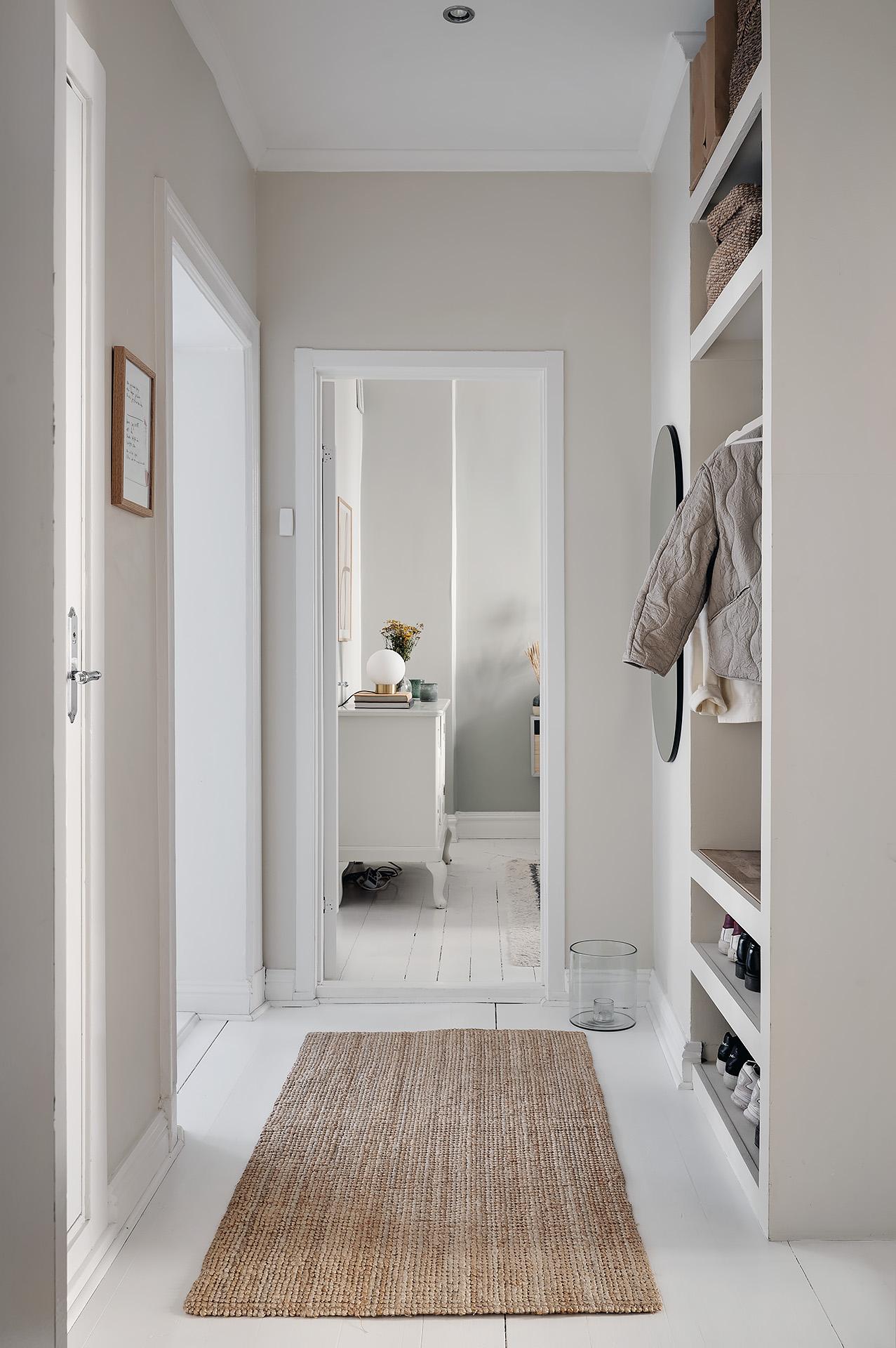 Välkomnande hall med ljusinsläpp från fler håll