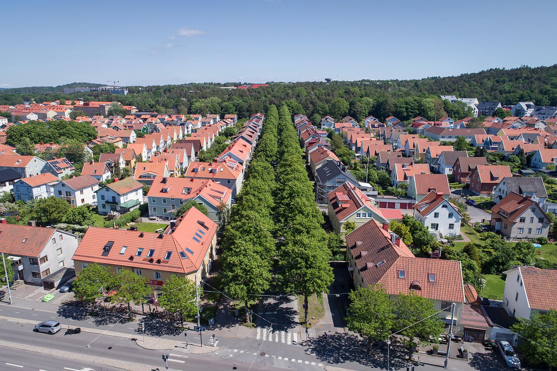 Sanatoriegatan fortsätter bort mot Delsjöområdet