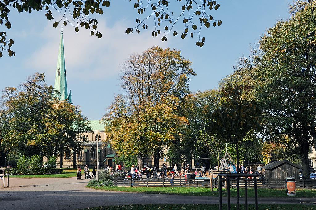 Perfekt läge med grönskan utanför dörren