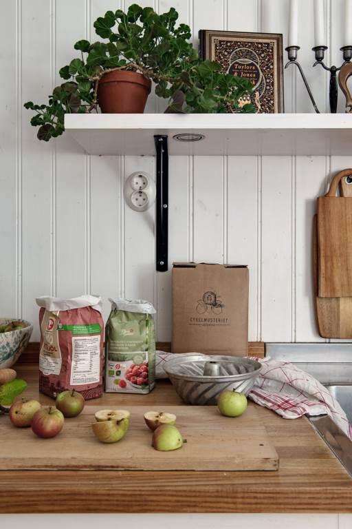 Baka äpplekaka med äpplen direkt från trädgården