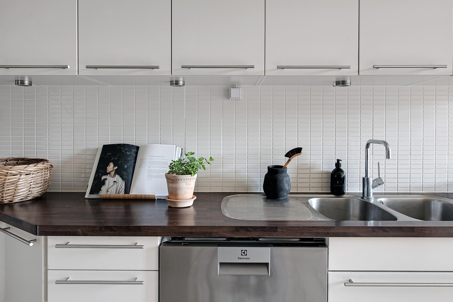 På andra sidan finns diskmaskinen och diskhon