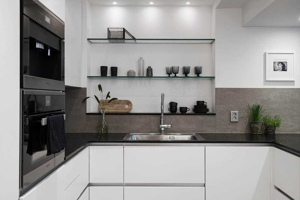 Stora arbetsytor och gott om förvaring