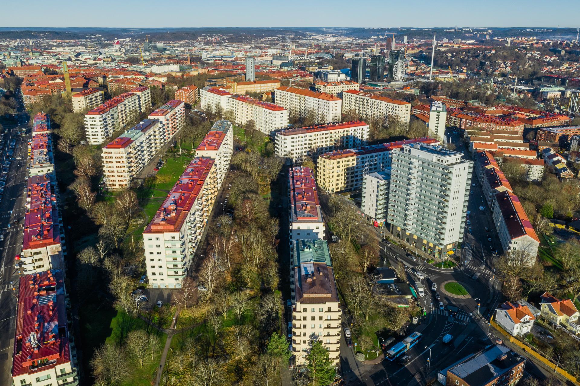 Huset ligger lugnt beläget bland grönska och bergsknallar