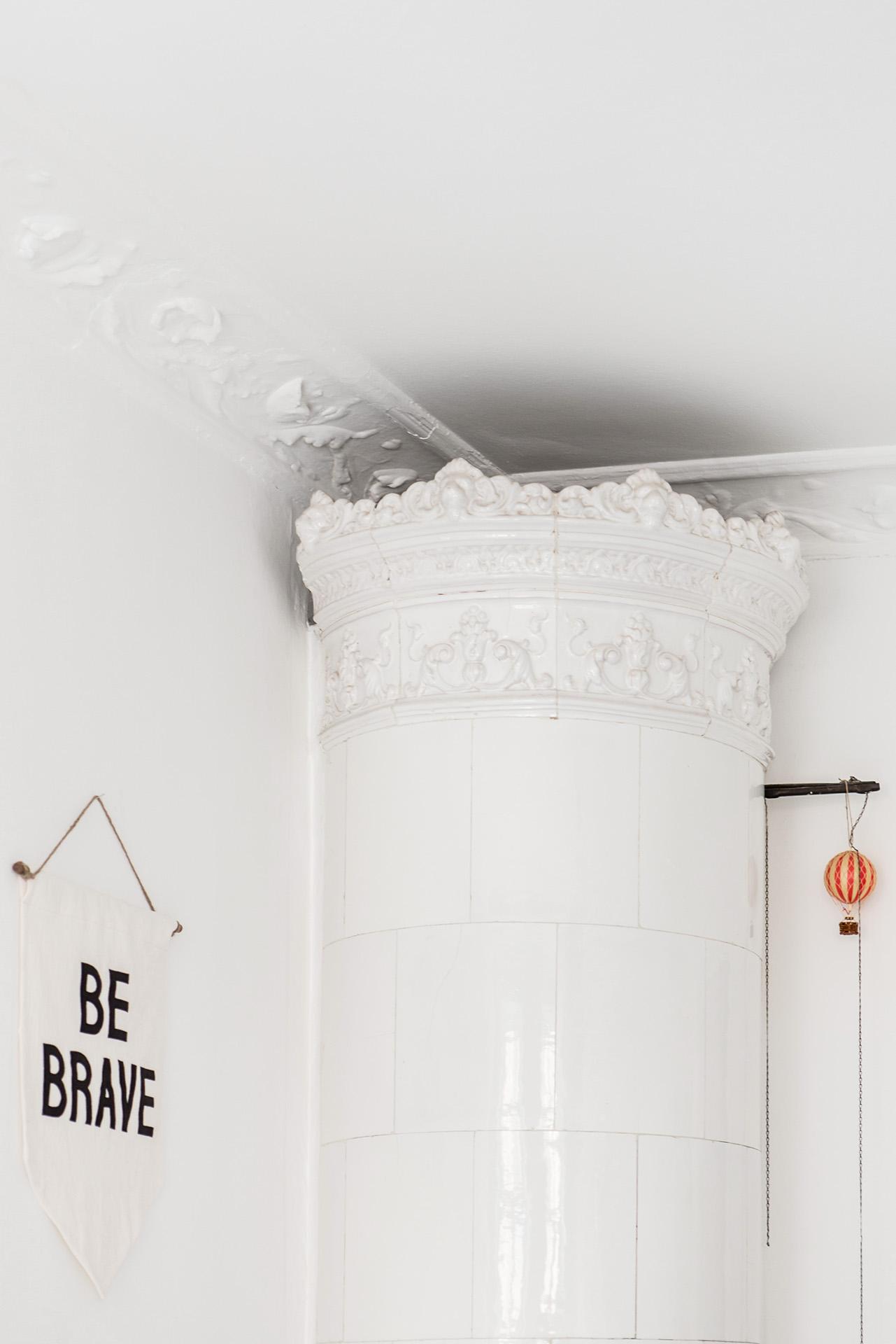 Två vackra vita kakelugnar (fn ej i bruk)