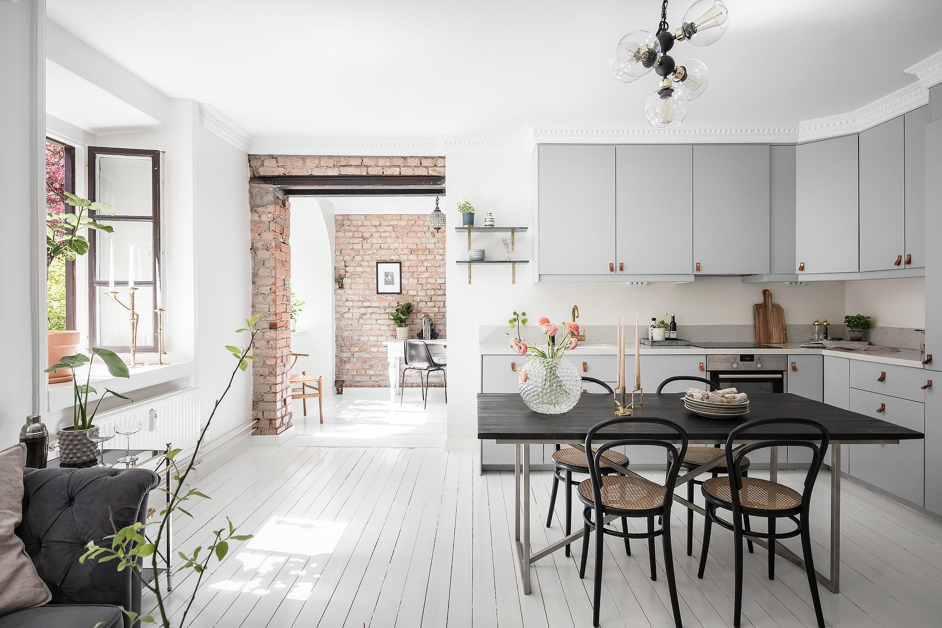 Karaktäristisk tvåa med stil och finess