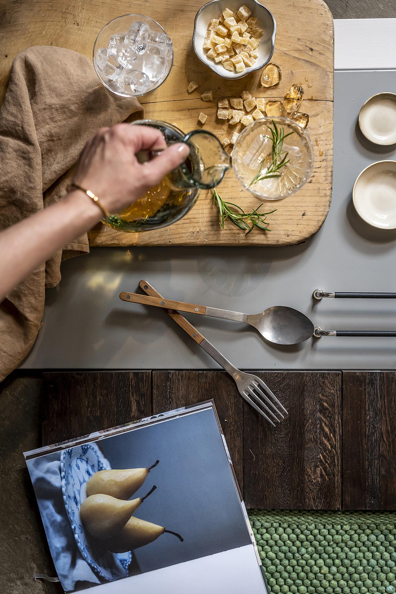 Härliga materialval i köket med släta grå luckor, mörk rökig ekskiva och snygga handtag