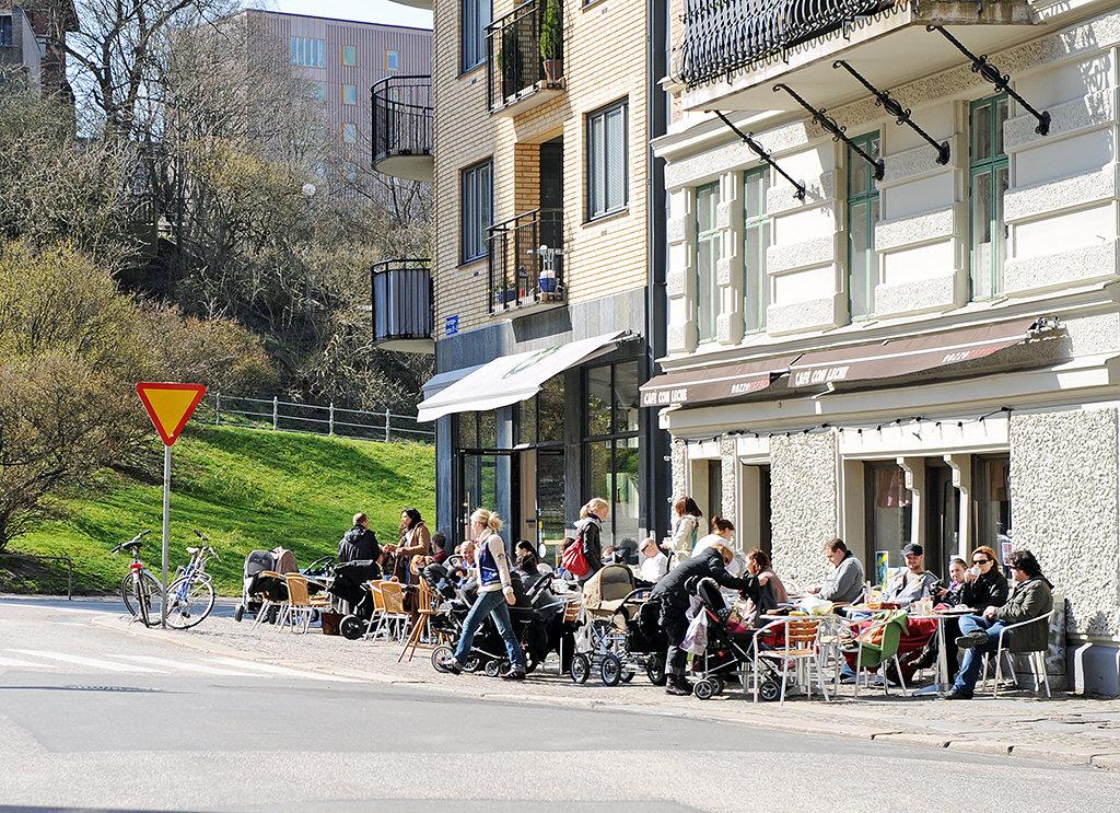 Runt hörnet ligger soliga caféer & restauranger