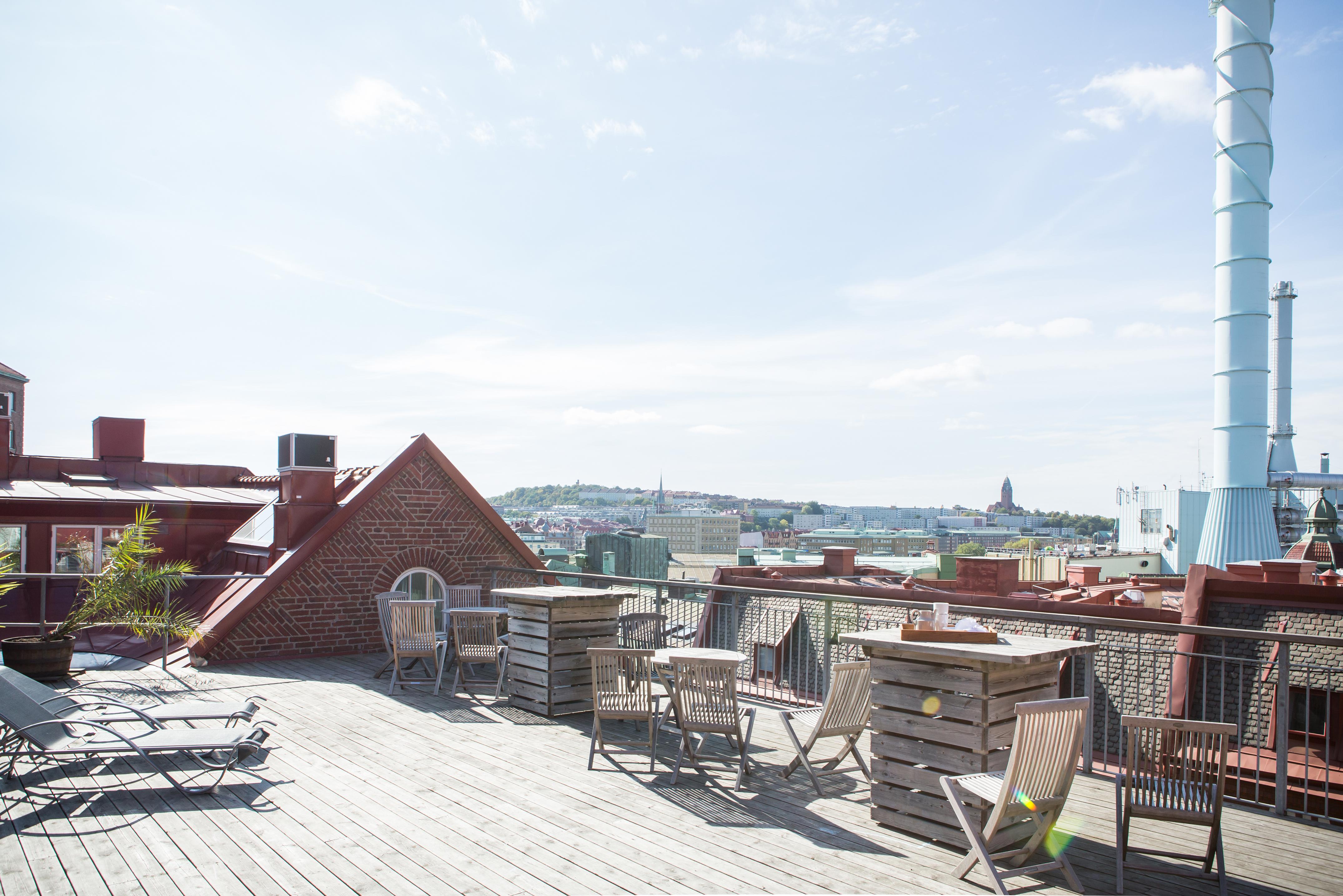 Lågupplöst En trappa ned nås föreningens gemensamma terrass