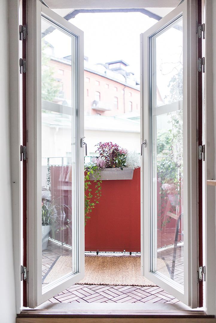 Köksbalkong med förmiddagssol