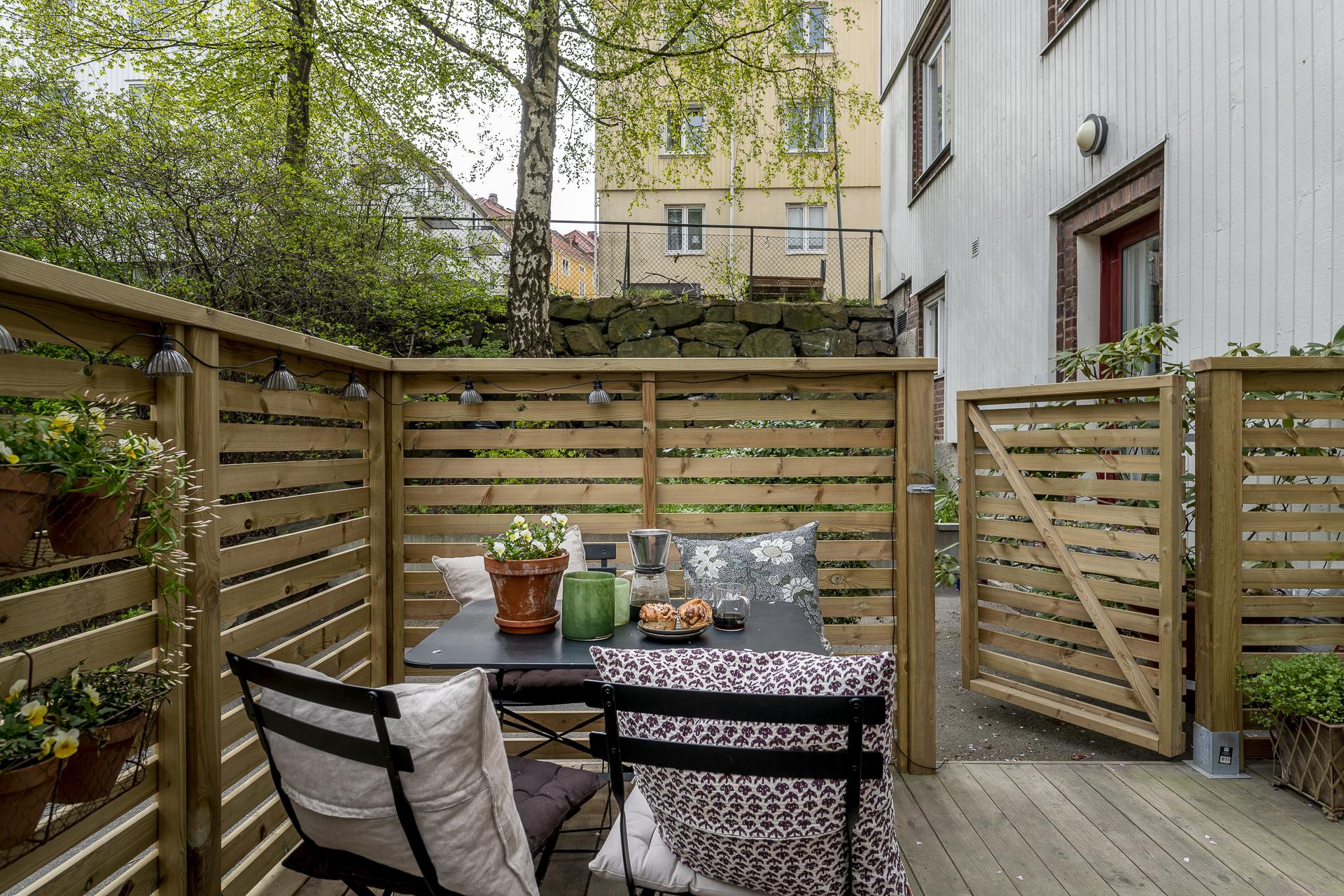 Lummig, skyddad och med ett ljust förmiddagsläge erbjuds på lägenhetens egna uteplats!
