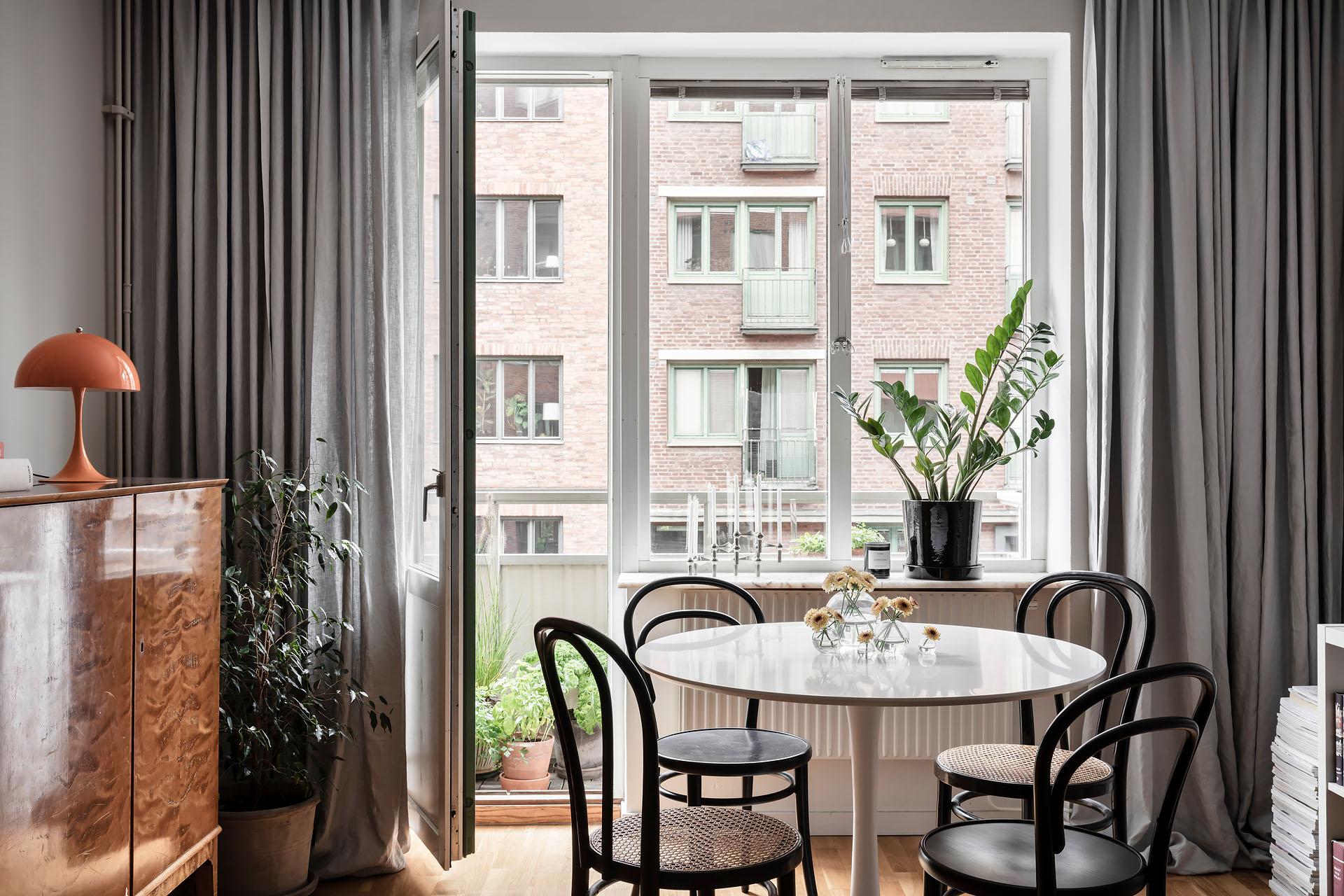 Rummet förlängs av den härliga balkongen