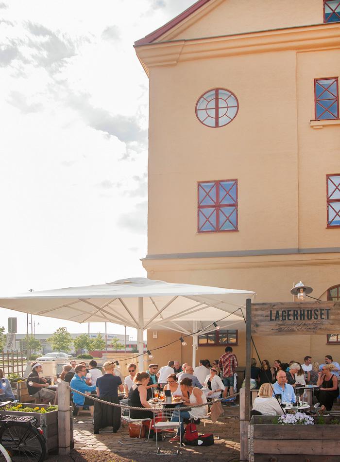 Lagerhuset rätt nerför gatan