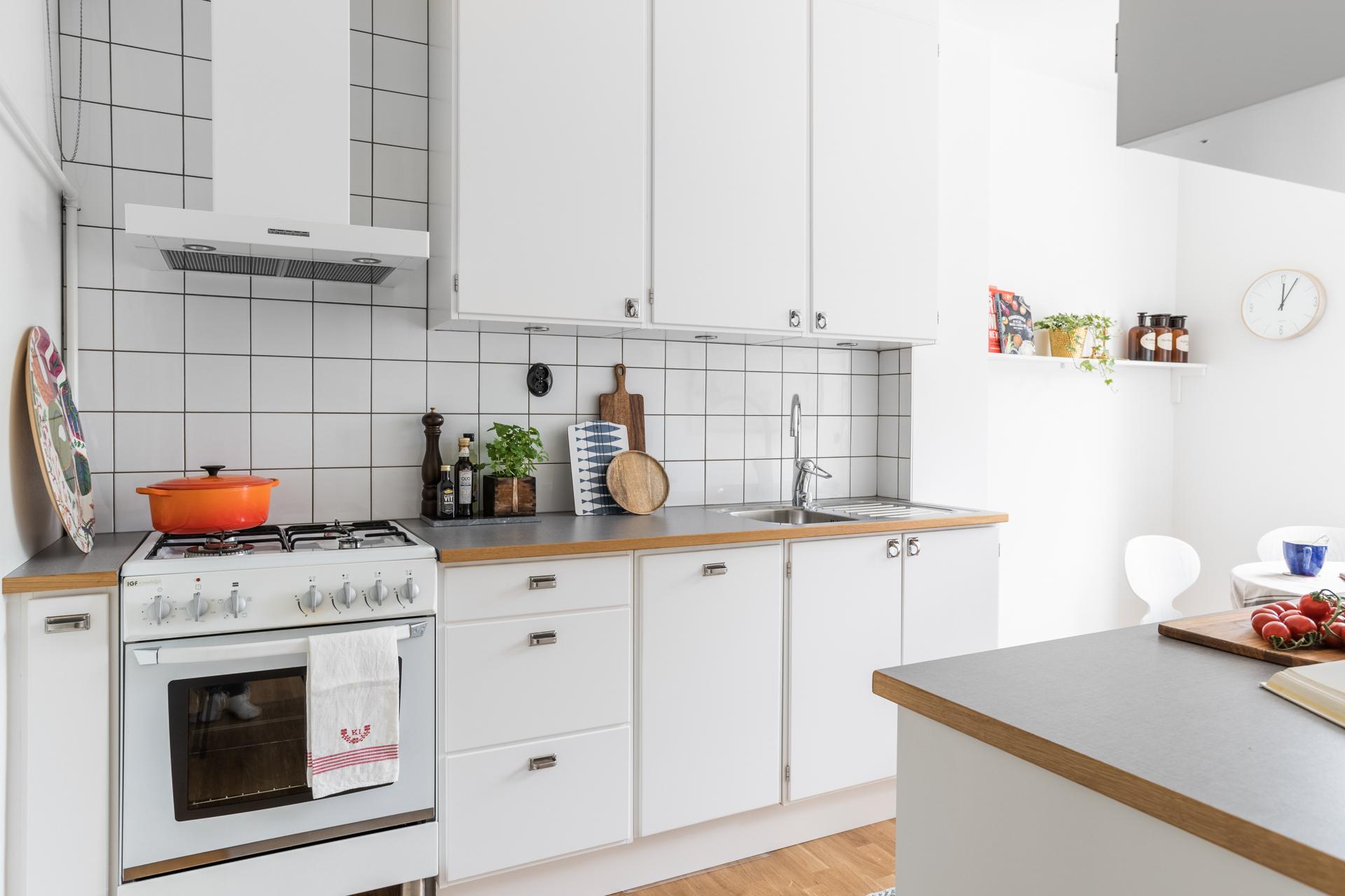 Smakfullt renoverat kök med goda förvaringsmöjligheter