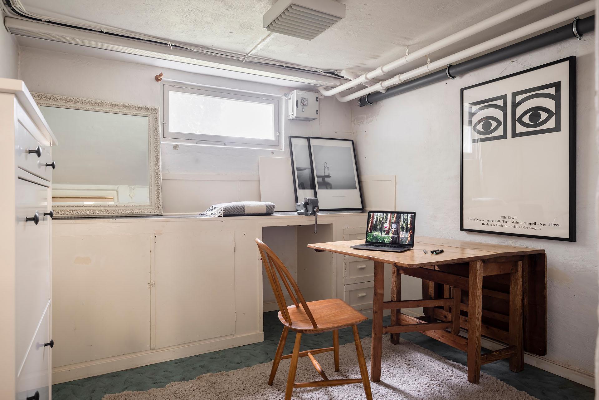 Ett av tre stora förråd som nyttjas av bostadsrättsinnehavaren