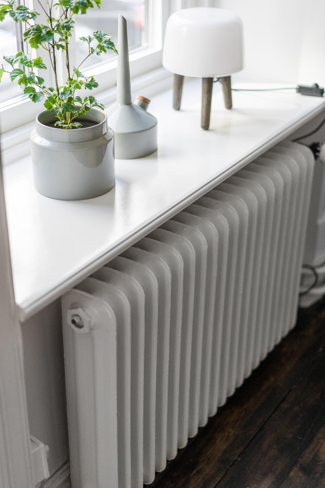 Djupa fönsterbrädor och gjutjärnselement